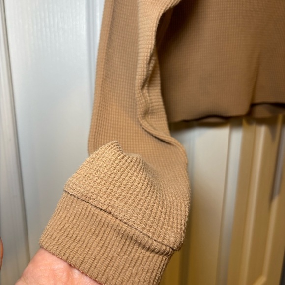 Aritzia TNA - Crop Top Tan Long Sleeve Waffle Knit Top in Size XS - Picture 4 of 7